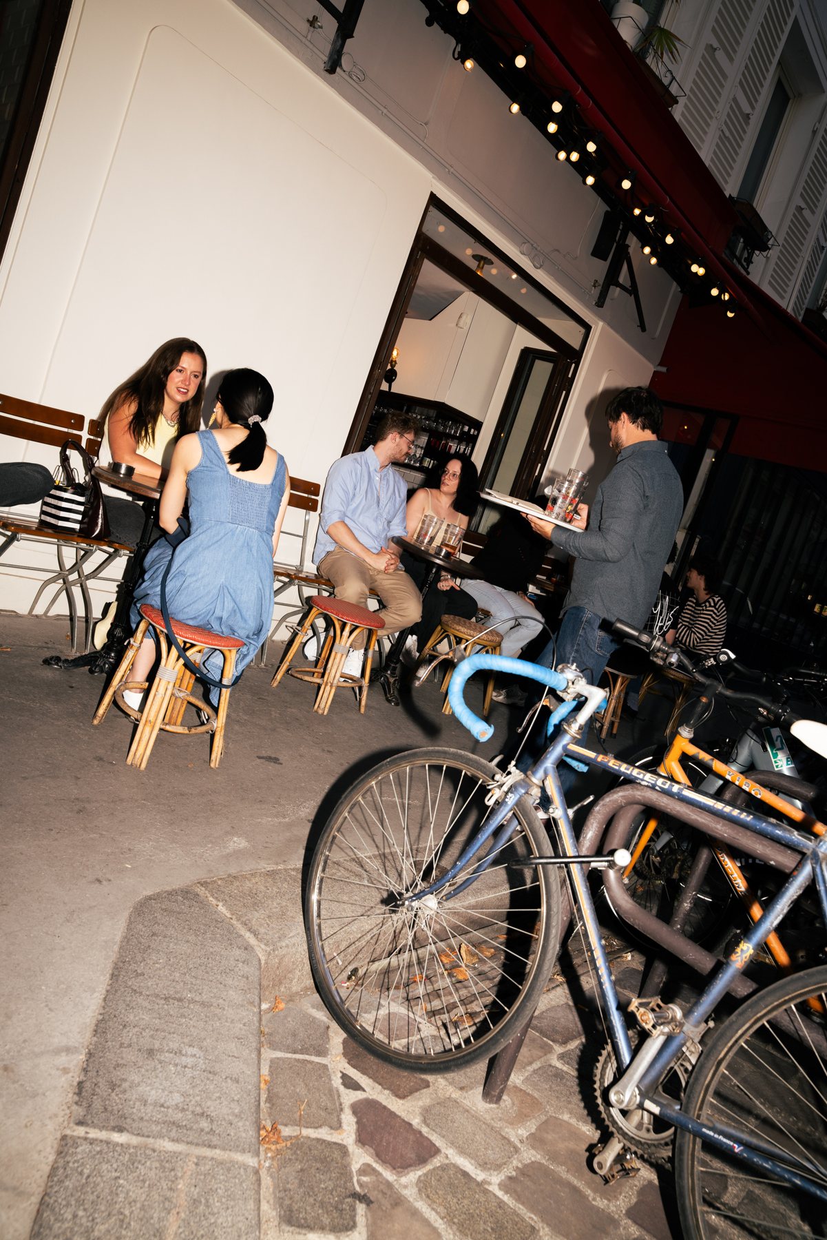 Ambiance du B9, bistrot de quartier rue Frochot à Paris 9e